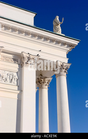 Statue des Bartholomäus mit einem Krummsäbel auf dem Dach des Dom von Helsinki, Helsinki, Finnland Stockfoto