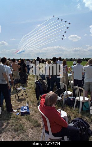 Massen der roten Pfeile Display Team beobachten, Biggin Hill Airshow 8. Juli 2007. Stockfoto