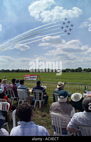 Massen der roten Pfeile Display Team beobachten, Biggin Hill Airshow 8. Juli 2007. Stockfoto