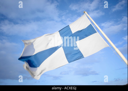 Die blauen Kreuz Flagge - Flagge von Finnland auf dem Hintergrund des Himmels und der Wolken Stockfoto