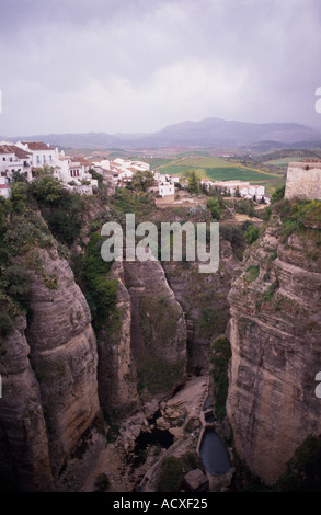 El Tajo Schlucht in Ronda in der Provinz Malaga in Andalusien in Spanien in Europa. Landschaft Natur Cliff natürlichen Welt Schönheit Geologie Plattentektonik Stockfoto
