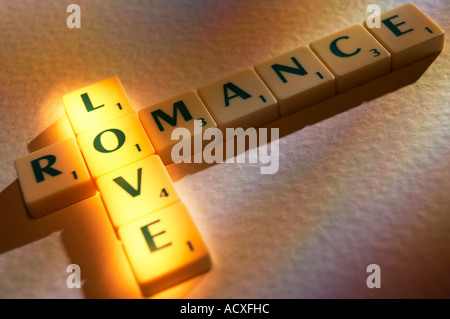 SCRABBLE BRETTSPIEL BUCHSTABEN DIE WORTE LIEBE UND ROMANTIK Stockfoto