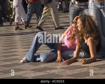 Redaktionelle Nutzung nur kein Model release zwei Mädchen im Teenageralter auf Boden Lächeln und posieren für Fotos im April 9 Plaza in Taormina Stockfoto