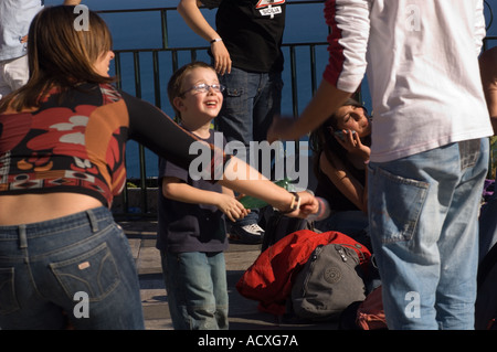 Redaktion verwenden nur kein Model Release kleiner Junge spielen und Lachen mit ein paar Teenager im April 9 Plaza in Taormina Stockfoto