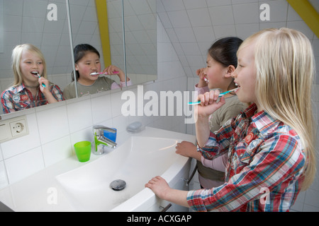 Zwei Girs sind ihre Zähne putzen. Stockfoto