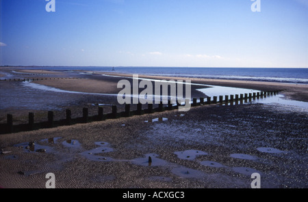 Weite Sandstrände mit hölzernen Pause Wasser am Strand an der Nordostküste Englands Stockfoto