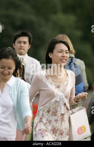 London, die japanische Touristen schnell beschleunigen gehen aussehende Frauen Mädchen Menschen Brunnen Garten Park tagsüber alte Architektur Haus touristischen s Stockfoto