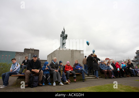 Menschen versammelten sich um die Statue Ingólfur Arnarson auf den isländischen Nationalfeiertag, Arnarhóll, Reykjavík, Island Stockfoto