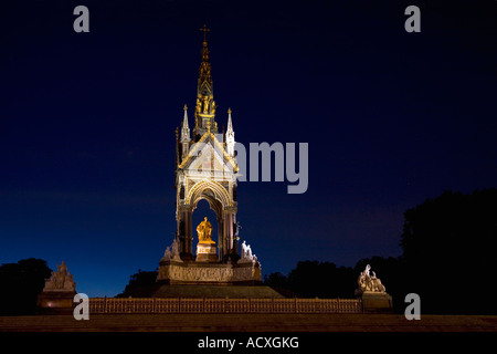 Prinz Albert Memorial Hyde Park Kensington in London England UK United Kingdom GB Großbritannien britische Abendlicht beleuchtet Stockfoto