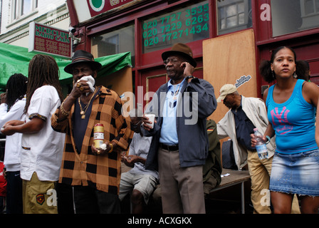 England London Notting Hill Karneval 2006 drängen sich auf der Straße Stockfoto