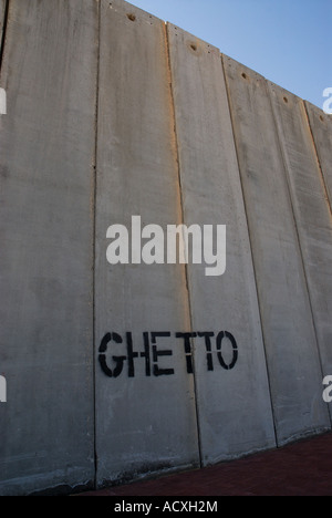 Ghetto Schablone an der so genannten Trennung Wand auf der Straße von Ramallah nach Jerusalem 2007 Stockfoto