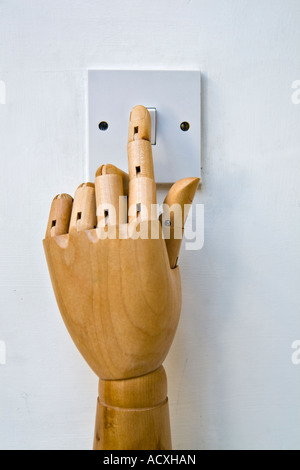 hölzerne Hand Lichtschalter ausschalten Stockfoto