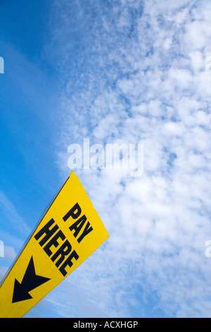 Zahlen hier Parkplatz Schild wieder blauen Himmel und weiße Wolken für Zahlen und Parkplatz in England UK GB britischen Inseln anzeigen Stockfoto