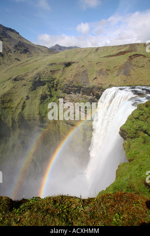 Doppelter Regenbogen in der Skogafoss-Wasserfall in der Nähe von Skógar, Island Stockfoto