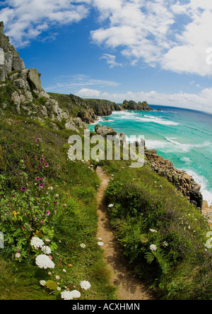 Pedn Vounder Pednvounder cornish Strand mit Brandung und die atemberaubenden Klippen von Treryn Dinas und türkisfarbenem Meer im Sommersonne Stockfoto