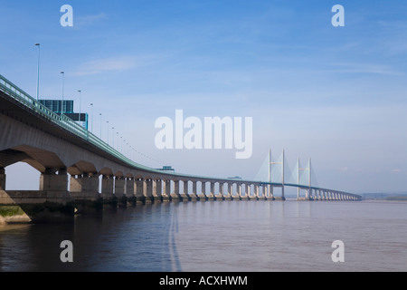 Neue Severn-Brücke über den Fluss Severn Mündung, die England von Wales an sonnigen Frühlingstag Gloucester England UK teilt Stockfoto