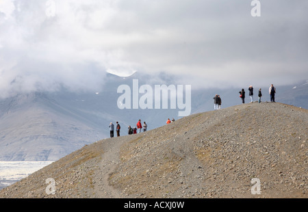 Menschen bewundern die Landschaft auf dem Ufer der Jökulsárlón Gletscherlagune im Skaftafell Nationalpark, Island Stockfoto