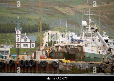 Húsavík Hafen und Húsavík Kirche, Island Stockfoto