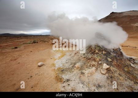 Dampfende Fumarole am Hverarönd - Namafjall Hverir geothermische Nähe Krafla, Myvatn Gebiet, Island Stockfoto