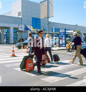 Menschen wandern mit Gepäck außerhalb Athens Eleftherios Venizelos International Airport in Griechenland Europa EU-w KATHY DEWITT Stockfoto