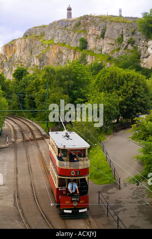 Rote Straßenbahn in Crich Tramway Museum in der Nähe von Matlock in Derbyshire England UK Stockfoto