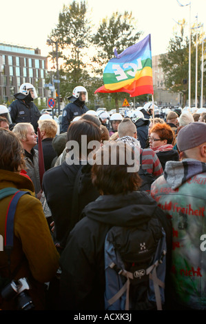 Polizisten in Aufruhr Getriebe unter Masse auf EU-ASEM-Demonstration, Helsinki, Finnland, Stockfoto