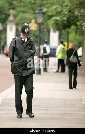 Patrouille Polizei Polizisten Polizist Stadt urban Bobby Helm männliche Männer Arbeit Beruf Beruf Arbeit Chat sprechen kommunizieren Freunde Stockfoto