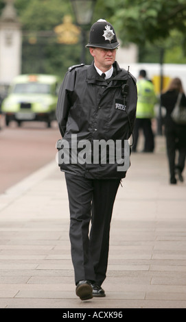 Patrouille Polizei Polizisten Polizist Stadt urban Bobby Helm männliche Männer Arbeit Beruf Beruf Arbeit Chat sprechen kommunizieren Freunde Stockfoto