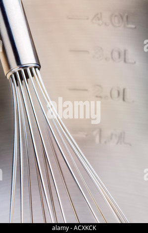 Einem Schneebesen in einer Schüssel mit Liter-Markierungen Stockfoto