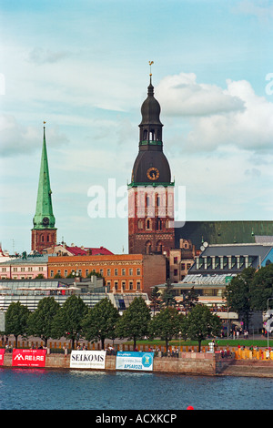 Blick über die Daugava, die Doma Kathedrale in Riga, Lettland Stockfoto