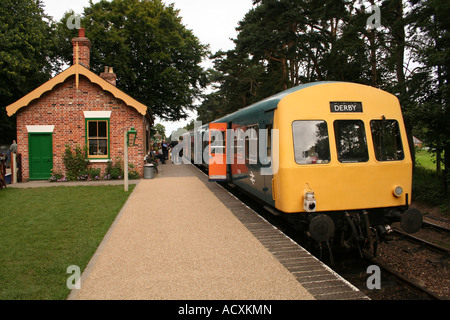 Diesel-Triebzug bei Holt auf der North Norfolk Railway Station Stockfoto