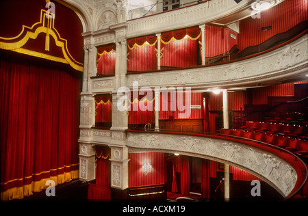 Seitenansicht der Logen und Bühnenvorhang im Innenraum Auditorium von Garrick Theatre London Stockfoto