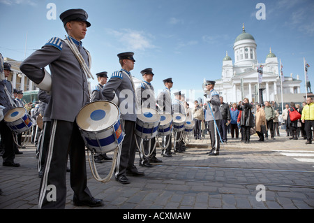 Militärmusik Parade während der Helsinki-Party, Senatsplatz, Helsinki, Finnland Stockfoto