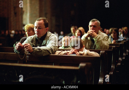 Menschen in einer Kirche in Poznan Gebet für die sterbenden Papst Johannes Paul II, Polen Stockfoto