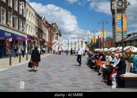 Shopper genießen die Sonne, hohe Reihe, Darlington Stadtzentrum, North East England Stockfoto