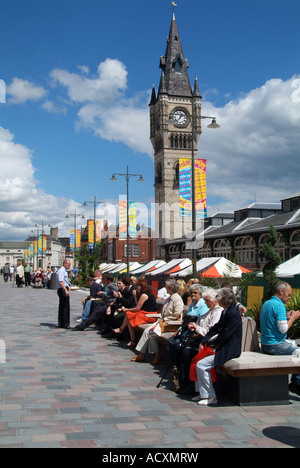 Käufer die Sonne zu genießen beim Mittagessen in der Sonne, Darlington Stadtzentrum, North East England Stockfoto