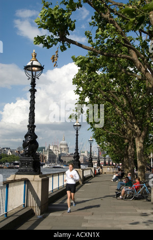 Frau, Joggen am Ufer des Flusses Themse London England UK Stockfoto