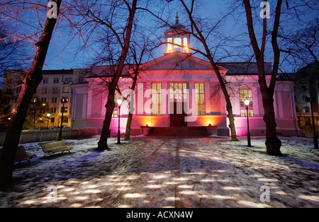 Vanhakirkko (alte Kirche) Gebäude in Ruttopuisto (Pest Park) beleuchtet für die Kräfte des Lichts Veranstaltung, Helsinki, Finnland Stockfoto