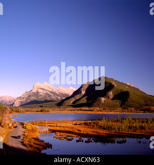 Mount Rundle, Sulphur Mountain und Vermilion Seen / Vermillion Seen, Banff Nationalpark, Alberta, Kanada - Kanadische Rockies Stockfoto