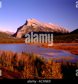 Mount Rundle und Vermilion Seen / Vermillion Seen, Banff Nationalpark, Alberta, Kanada - Kanadische Rockies, Herbst / Herbst Stockfoto