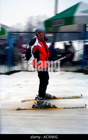 Mann mit einem Skilift in den Schlesischen Beskiden, Wisla, Polen Stockfoto