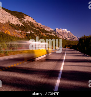 Pkw-Verkehr auf dem Icefields Parkway im Herbst im Jasper Nationalpark in den kanadischen Rocky Mountains in Alberta, Kanada Stockfoto