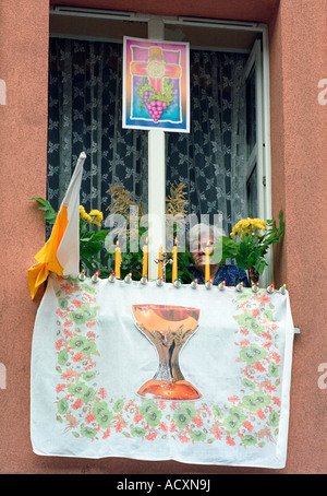 Ältere Frau in einem Fenster dekoriert für das Fest Fronleichnam, Poznan, Polen Stockfoto