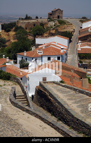 Blick auf die befestigte mittelalterliche Monsaraz Dorf, das auf einem Hügel in der Region Alentejo, Portugal Stockfoto