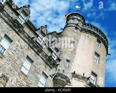 Castle Fraser in der Nähe von Aberdeen Scotland an einen leuchtenden Herbsttag mit blauem Himmel. Stockfoto