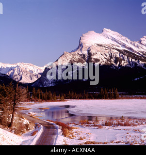 Mount Rundle und Vermilion Seen / Vermillion Seen, Banff Nationalpark, Alberta, Kanada - Kanadische Rockies, Winter Stockfoto