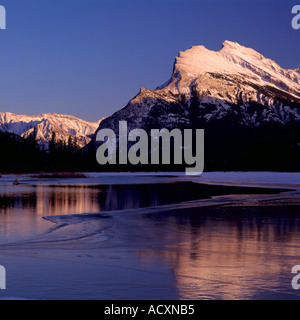 Mount Rundle und Vermilion Seen / Vermillion Seen, Banff Nationalpark, Alberta, Kanada - Kanadische Rockies, Winter Sunset Stockfoto