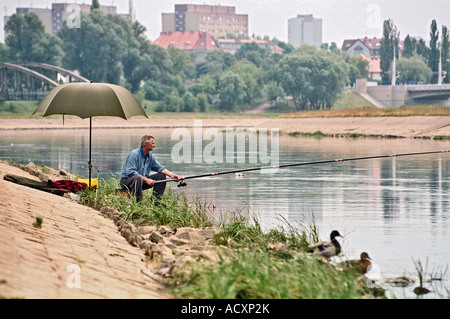 Mann Angeln am Fluss Warta in Poznan, Polen Stockfoto