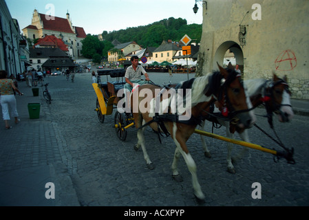 Eine Pferdekutsche auf dem alten Marktplatz in Kazimierz Dolny, Polen Stockfoto