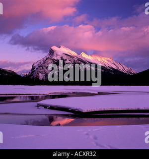 Mount Rundle und Vermilion Seen / Vermillion Seen, Banff Nationalpark, Alberta, Kanada - Kanadische Rockies, Winter Sunset Stockfoto